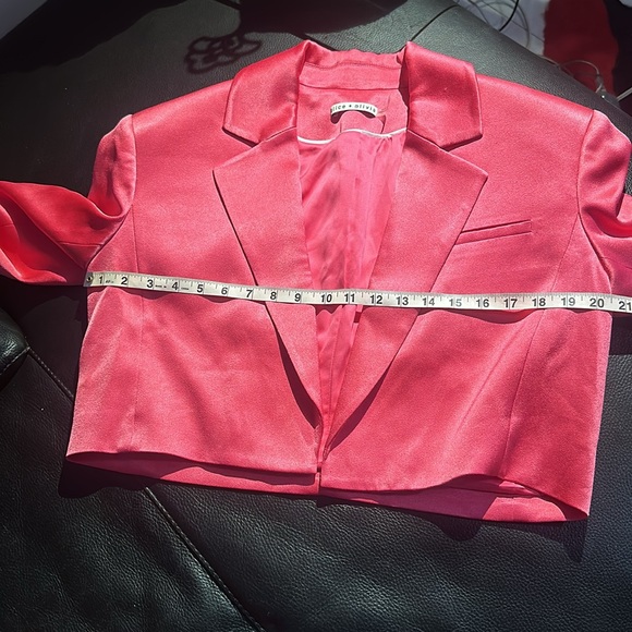 Alice and Olivia pink candy crop blazer - Picture 3 of 3
